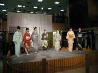 kyoto-kimonoshow-061403-04.jpg (293187 bytes)